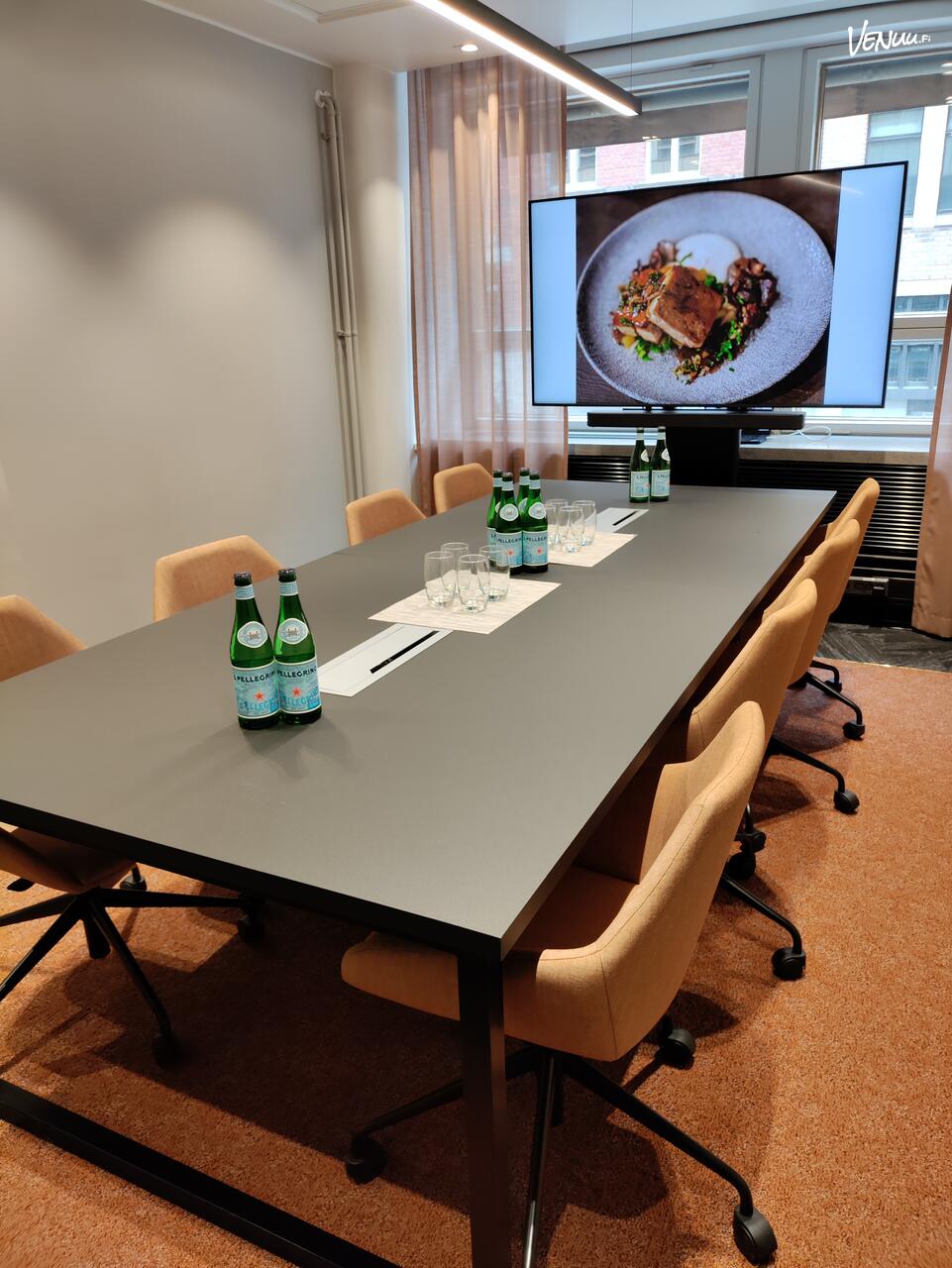 Bank / Leonia Katso kuvat ja varaa helposti Venuu.fi